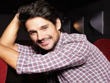 Ο Πάνος Βλάχος σε επικίνδυνες αποστολές- Βάζει τα πέδιλά του και κάνει σκι στο Χαλάνδρι (βίντεο)